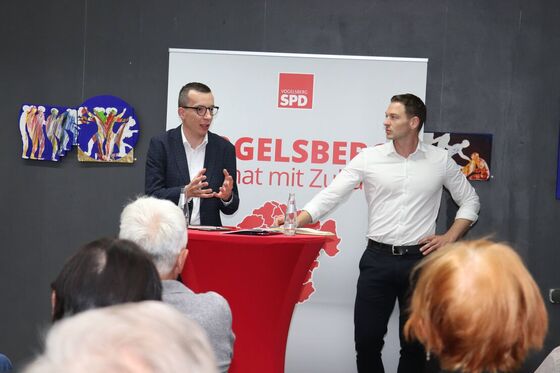 Patrick Krug und Maximilian Ziegler bei der Diskussion